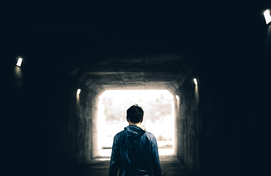 Ungdom som går inn i en mørk tunnel