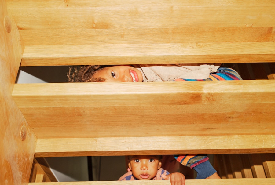 Barneombudet: barn leker i en trapp