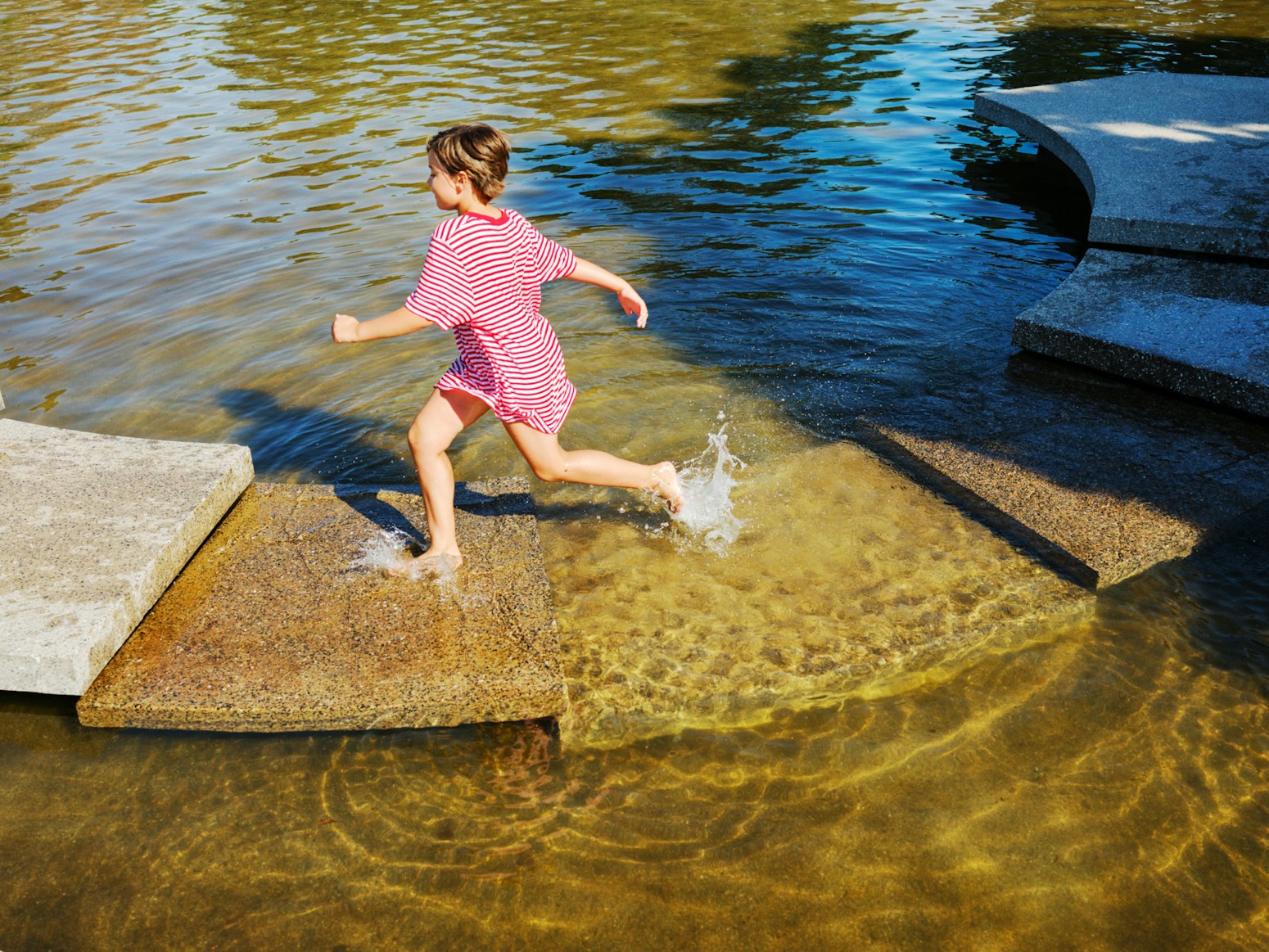 Barneombudet: barn som løper i vann