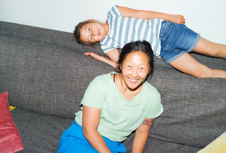 Barneombudet: mor og datter på sofaen