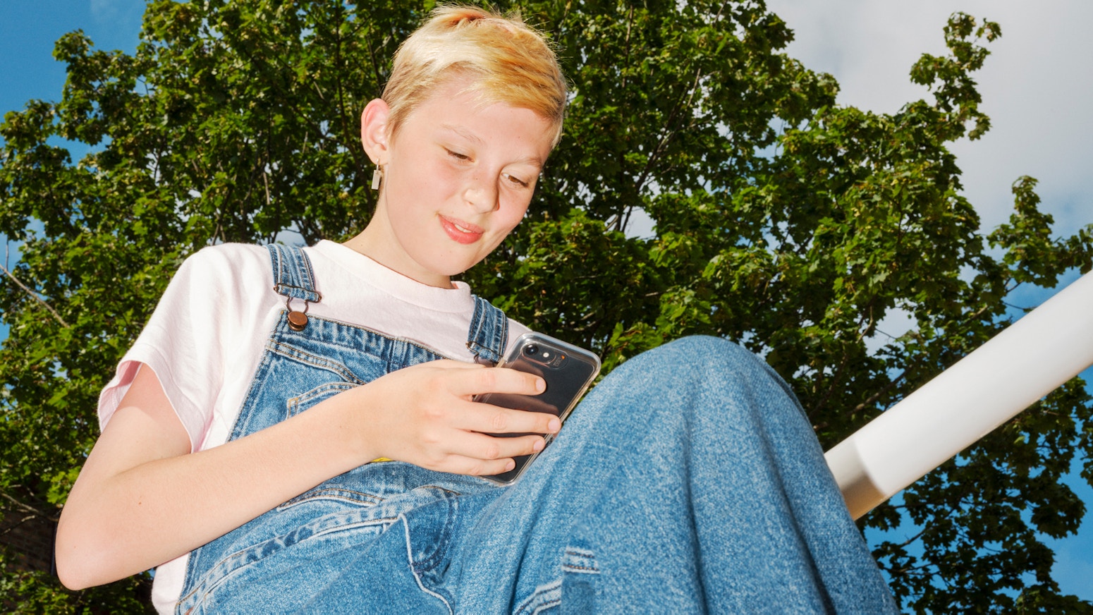 Barneombudet: ung gutt med mobil