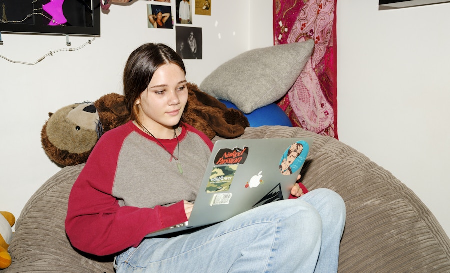 Barneombudet: jente med laptop/macbook