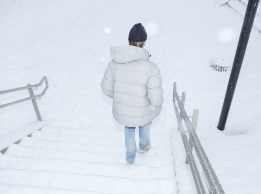 Barneombudet: ungdom som går ute i snøen på vinteren