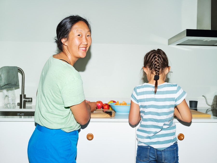 Barneombudet: mor og datter lager mat