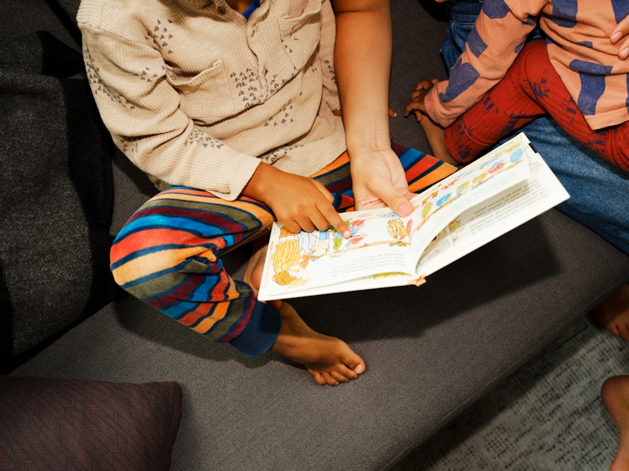 Barneombudet: barn som leser i bok